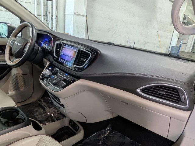 Used 2017 Chrysler Pacifica Limited FWD image 24