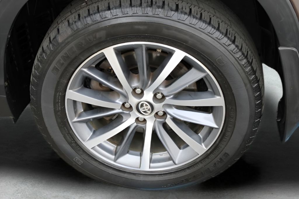 Used 2019 Toyota Highlander XLE AWD/4WD image 2