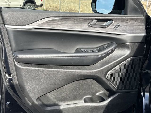 Used 2024 Jeep Grand Cherokee Limited w/ Black Appearance Package image 24