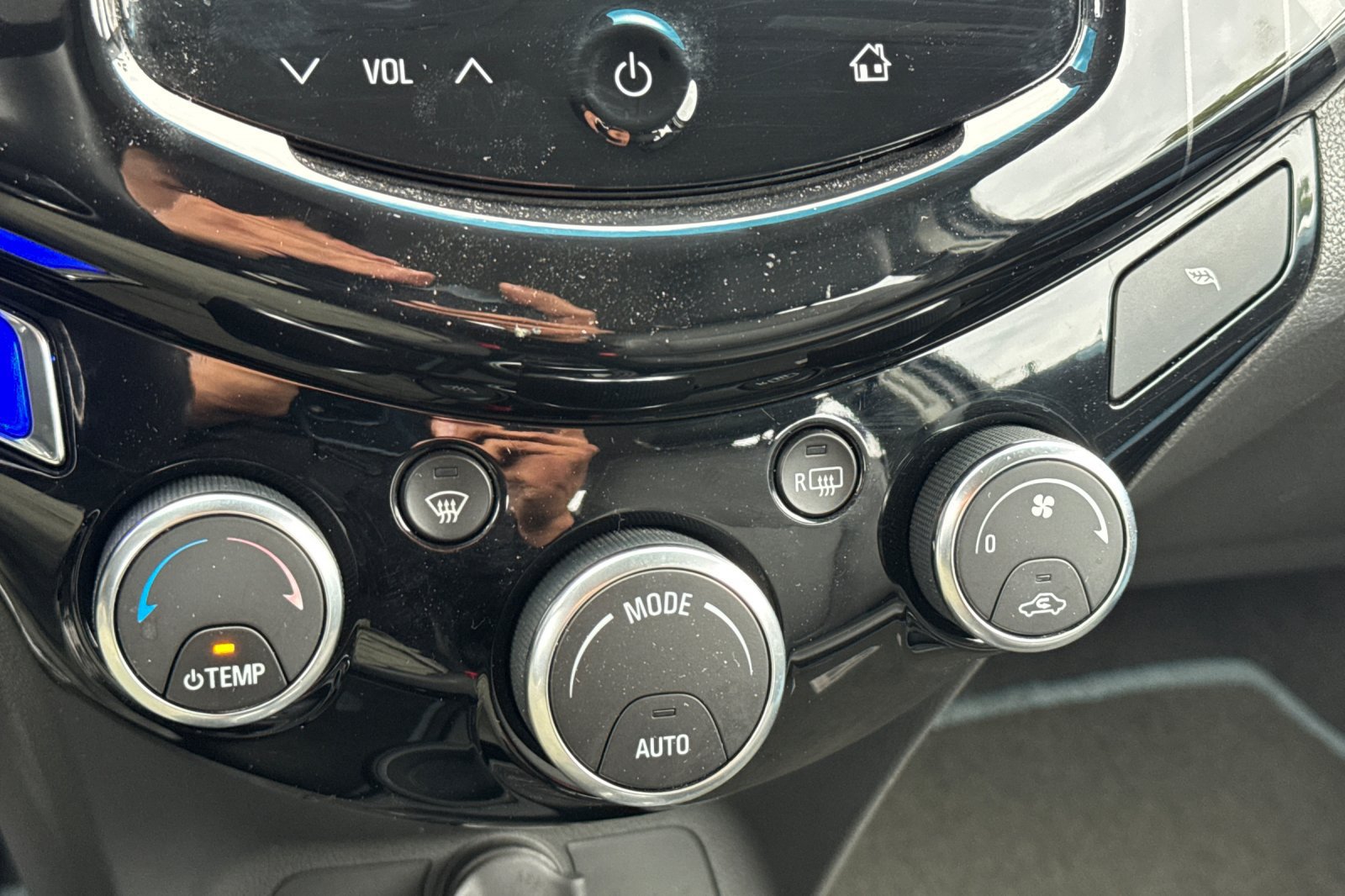 Used 2014 Chevrolet Spark LT FWD image 31