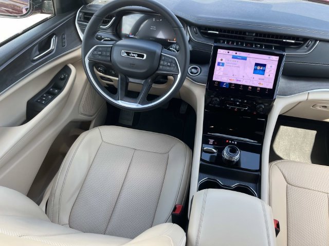 Certified 2025 Jeep Grand Cherokee L Limited w/ Luxury Tech Group II AWD/4WD image 15