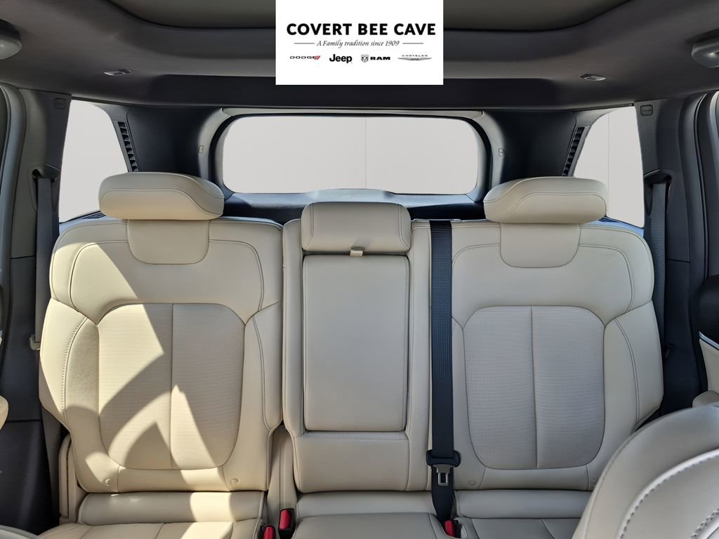 Used 2024 Jeep Grand Cherokee Limited w/ Luxury Tech Group II image 44