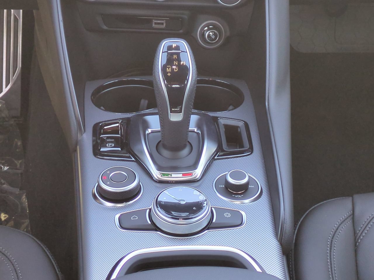 New 2025 Alfa Romeo Giulia w/ Driving Assist Package RWD image 17