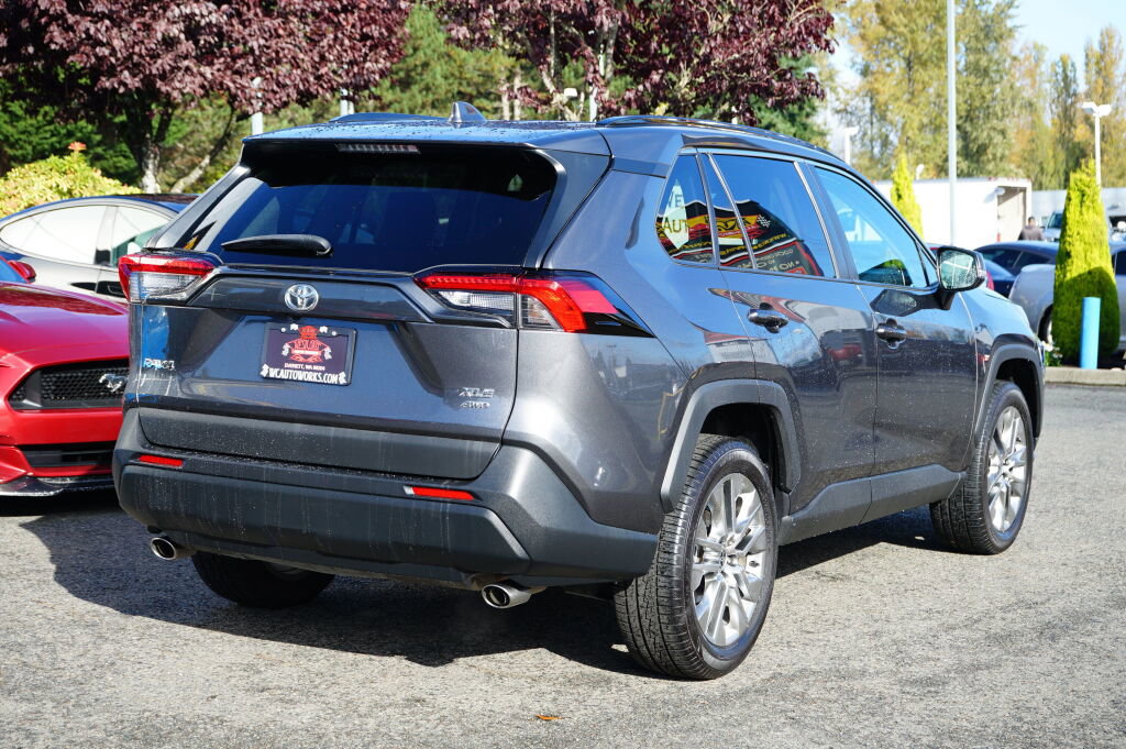 Used 2021 Toyota RAV4 XLE Premium image 6