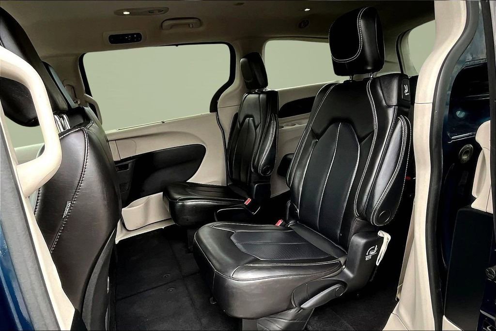 Used 2023 Chrysler Pacifica Touring-L FWD image 21