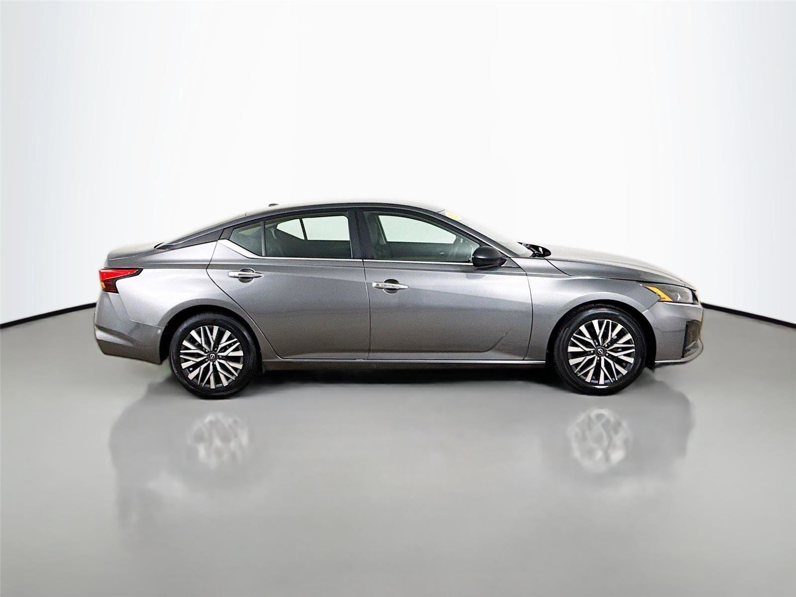 Used 2025 Nissan Altima 2.5 SV FWD image 16