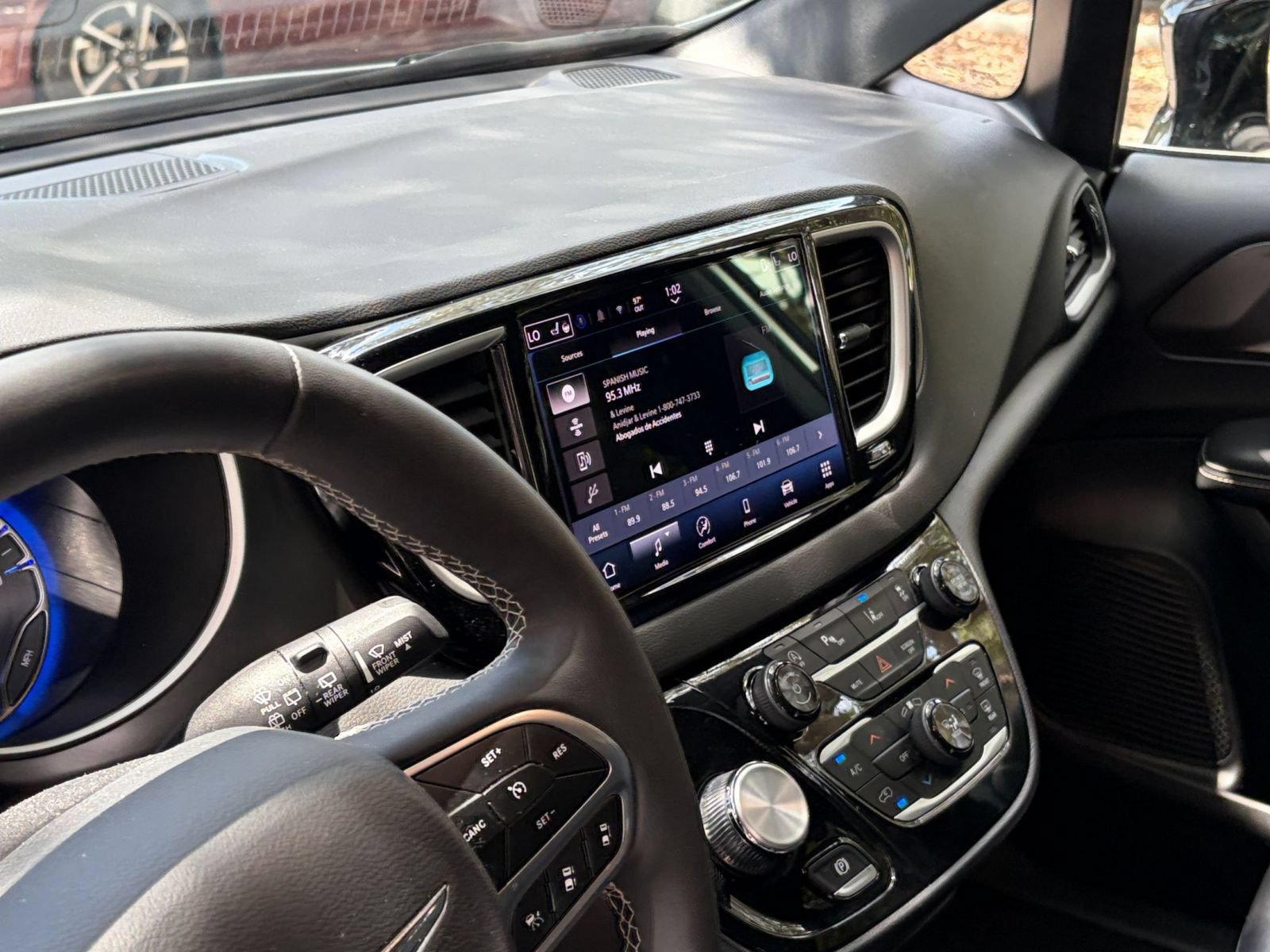 Used 2025 Chrysler Pacifica Select FWD image 37