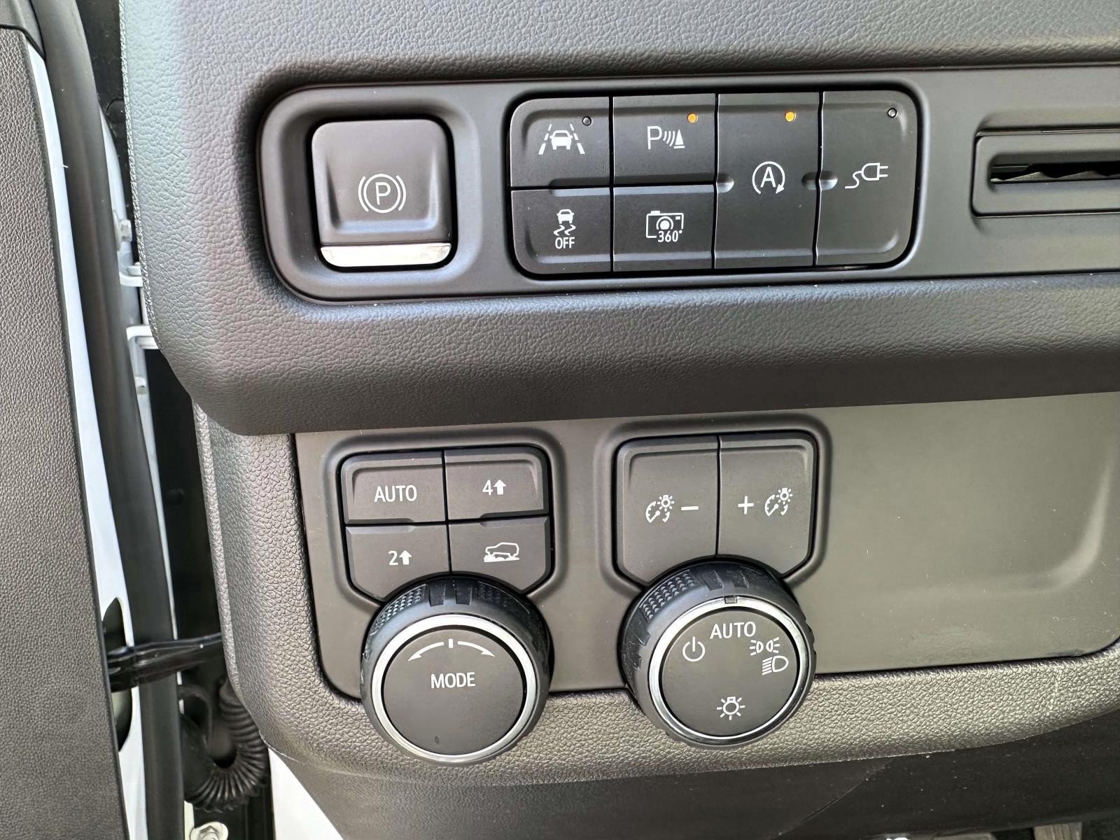 Used 2022 Chevrolet Suburban LT w/ Luxury Package AWD/4WD image 17