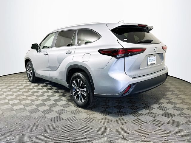 Certified 2025 Toyota Highlander XLE FWD image 6