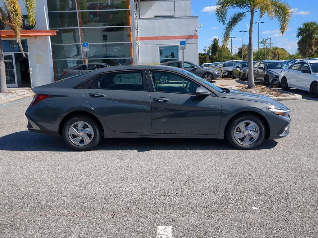 New 2026 Hyundai Elantra SE FWD image 8