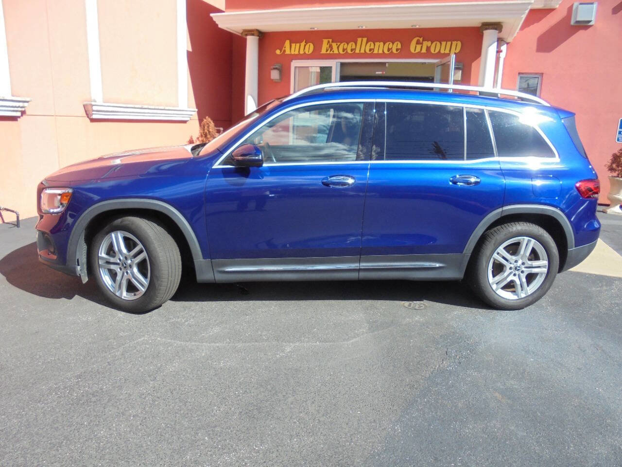 Used 2020 Mercedes-Benz GLB 250 4MATIC w/ Premium Package image 4