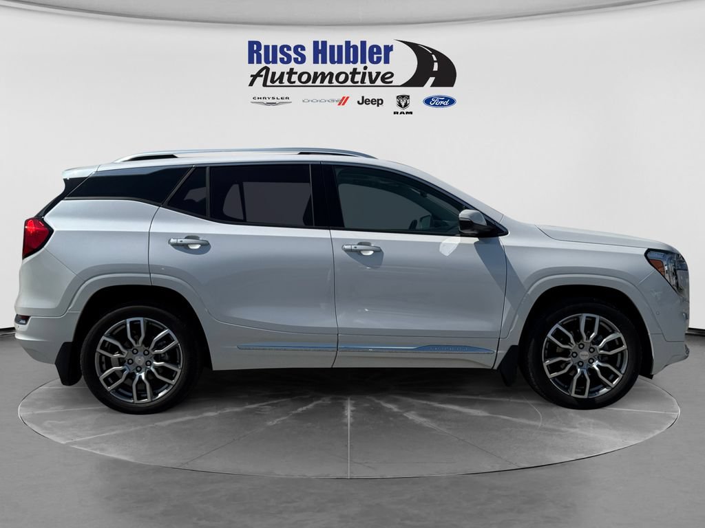 Used 2024 GMC Terrain Denali w/ Denali Premium Package AWD/4WD image 8
