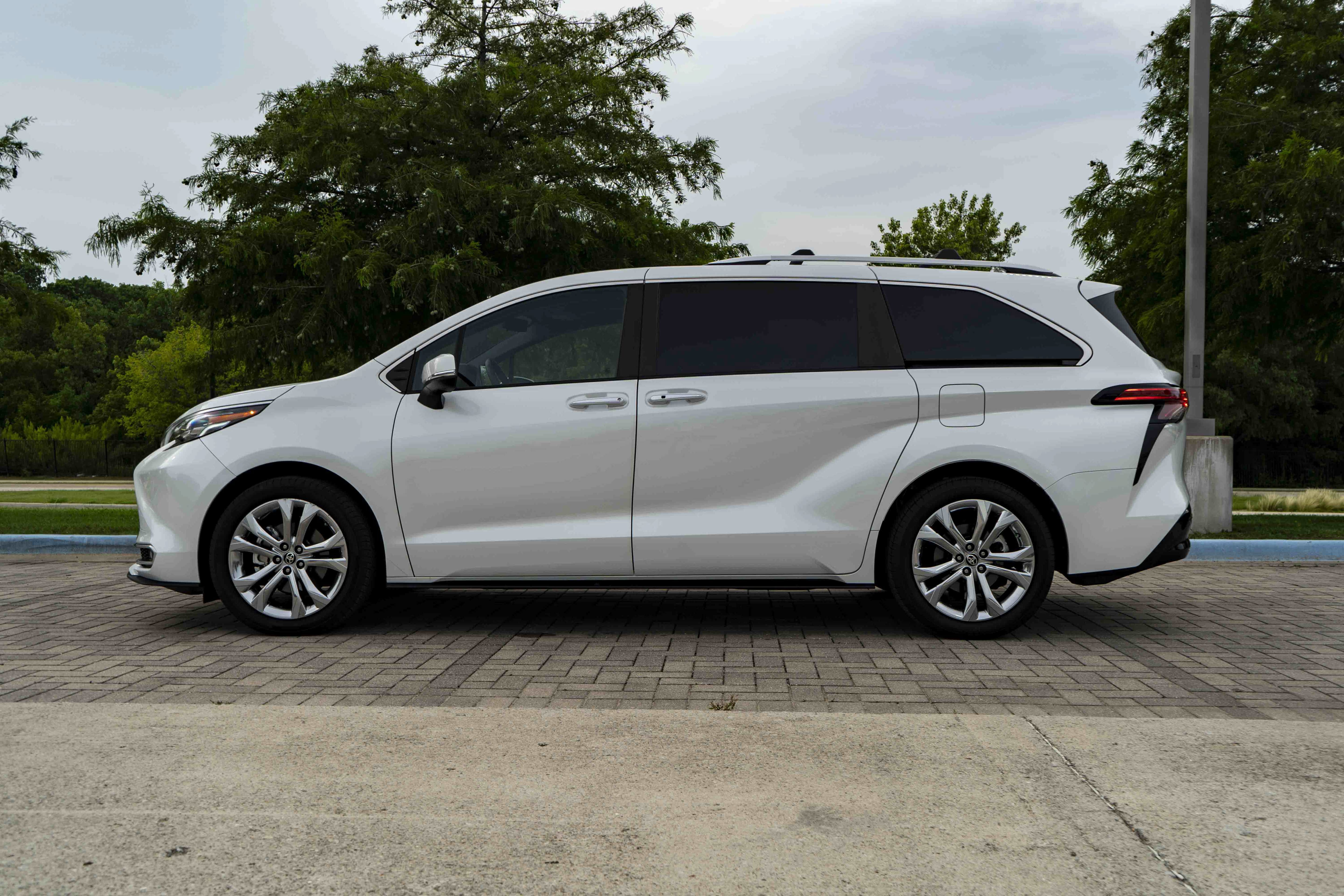 Used 2024 Toyota Sienna Platinum FWD image 6