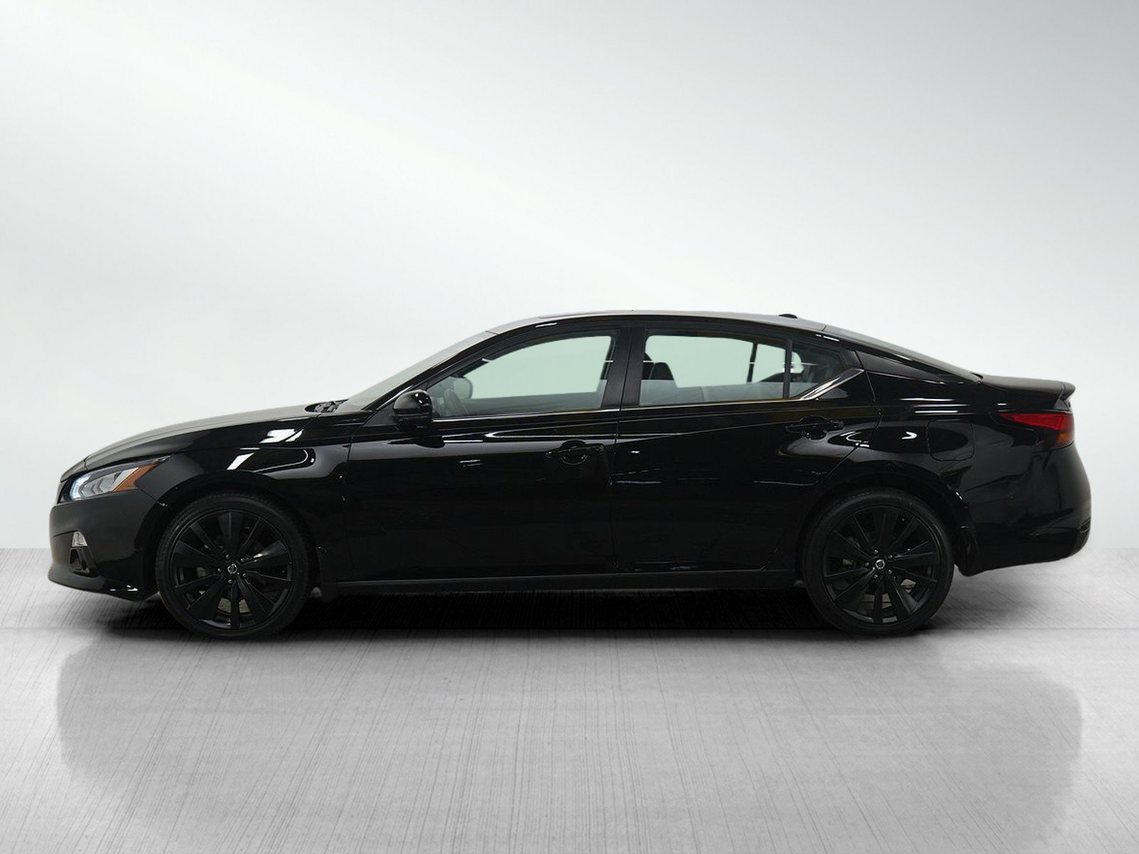 Used 2022 Nissan Altima 2.5 SR w/ Midnight Edition Package image 2