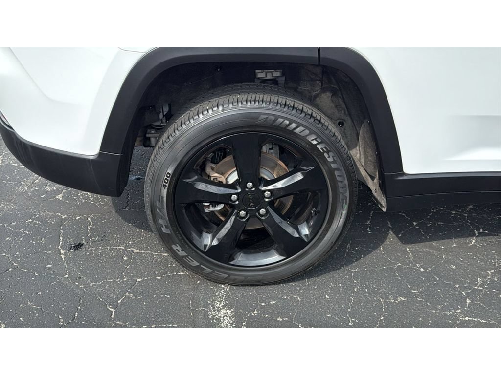 Used 2024 Jeep Grand Cherokee Altitude AWD/4WD image 13