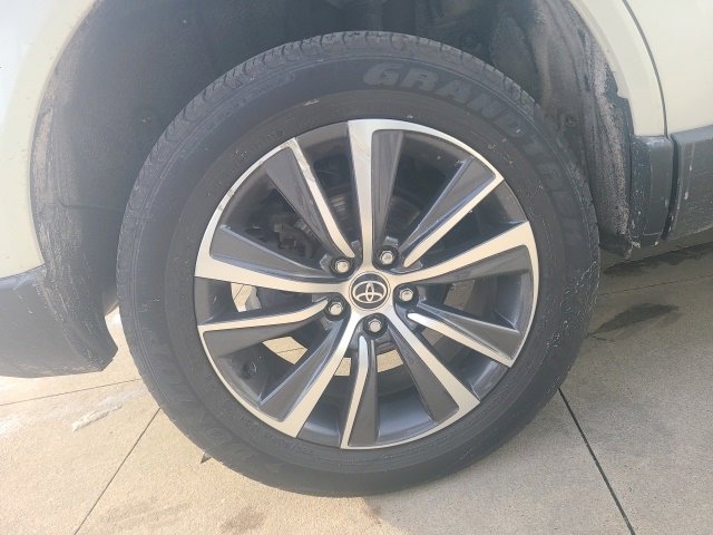 Used 2022 Toyota Venza LE image 10