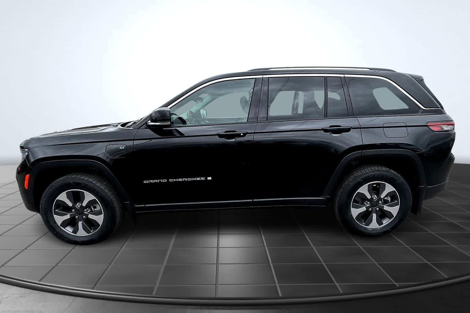 Used 2022 Jeep Grand Cherokee Limited 4xe w/ MOPAR Finishing Package AWD/4WD image 3