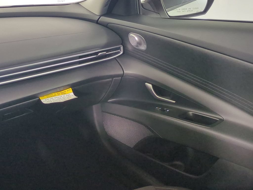 Used 2025 Hyundai Elantra SE FWD image 18