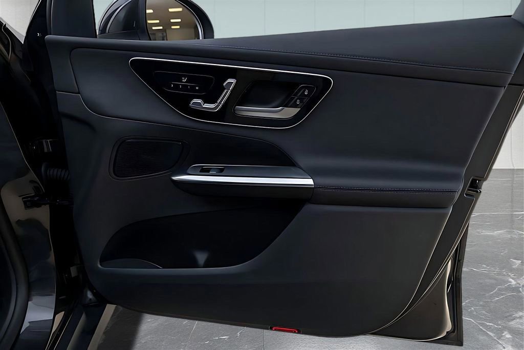 Used 2025 Mercedes-Benz GLC 350e 4MATIC w/ Driver Assistance Package image 32