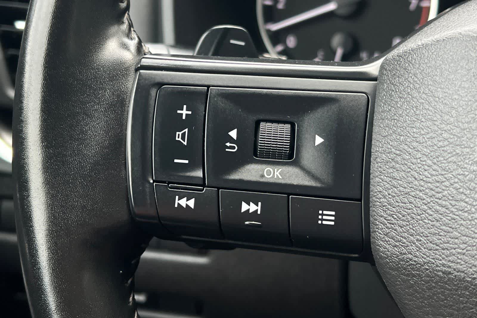 Used 2025 Nissan Rogue SV FWD image 30