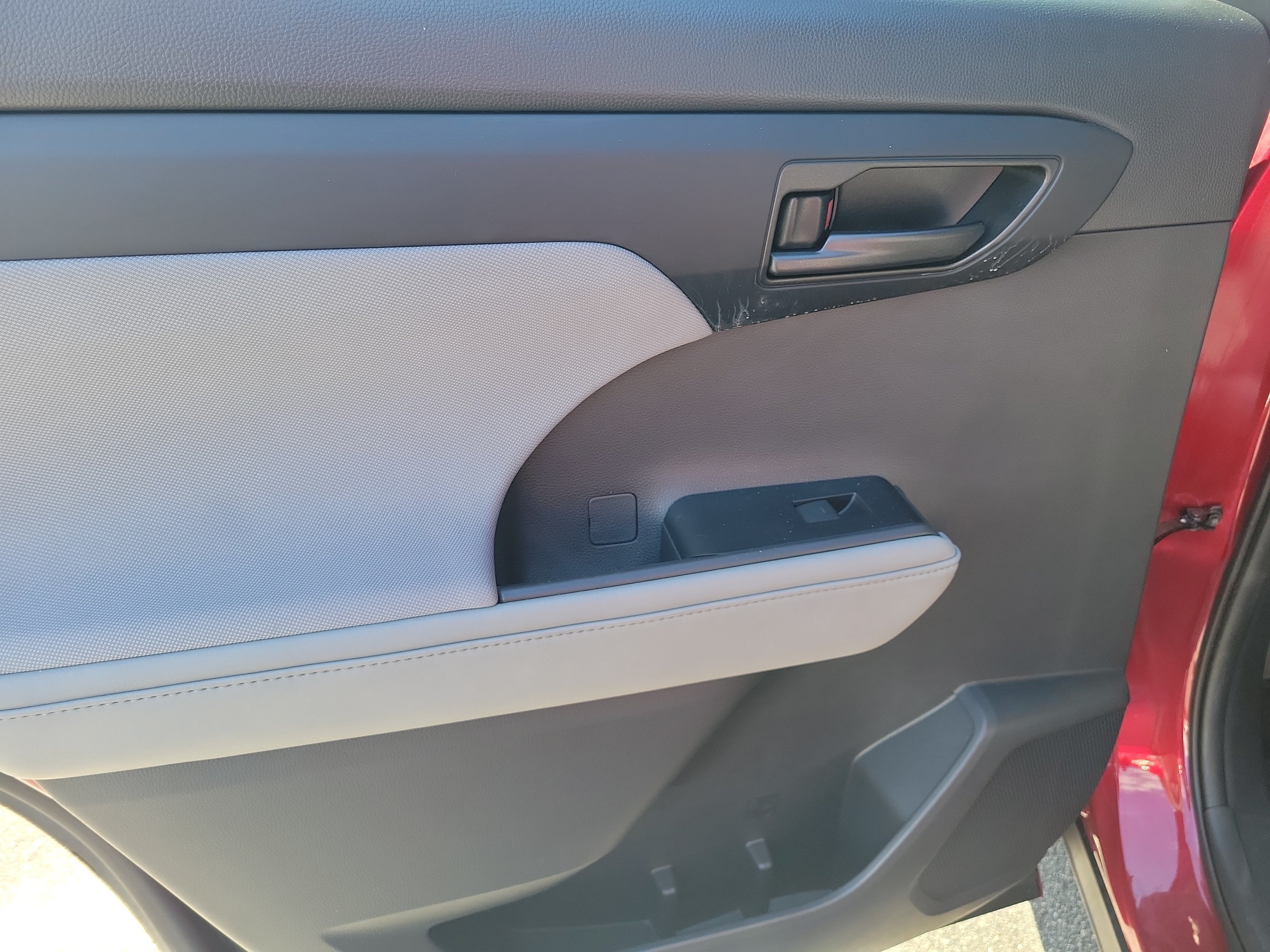 Used 2020 Toyota Highlander LE FWD image 13