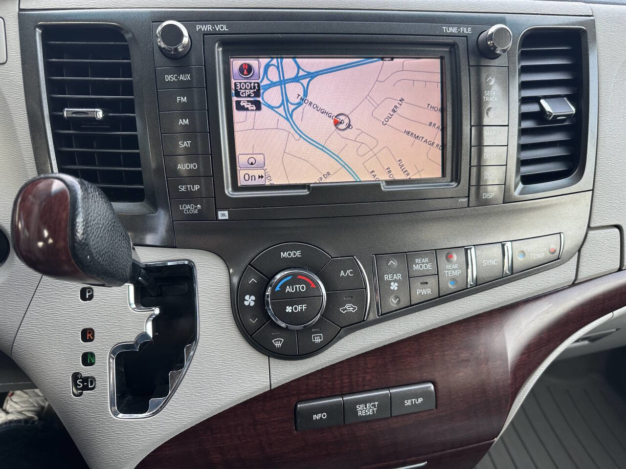 Used 2011 Toyota Sienna XLE w/ Premium Pkg image 14