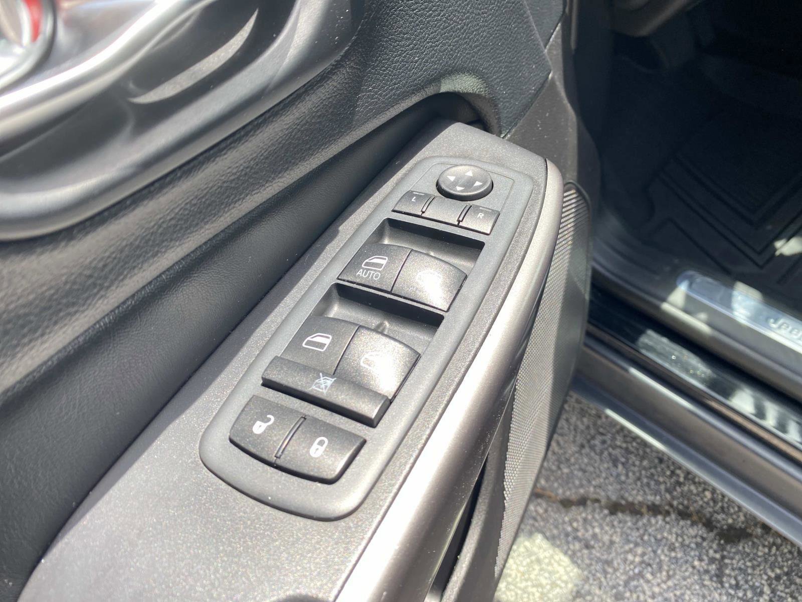 Used 2020 Jeep Cherokee Limited FWD image 23