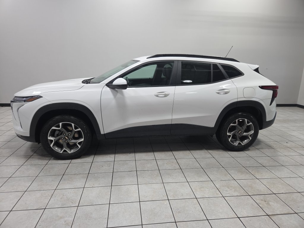 Used 2025 Chevrolet Trax LT w/ LT Convenience Package FWD image 8