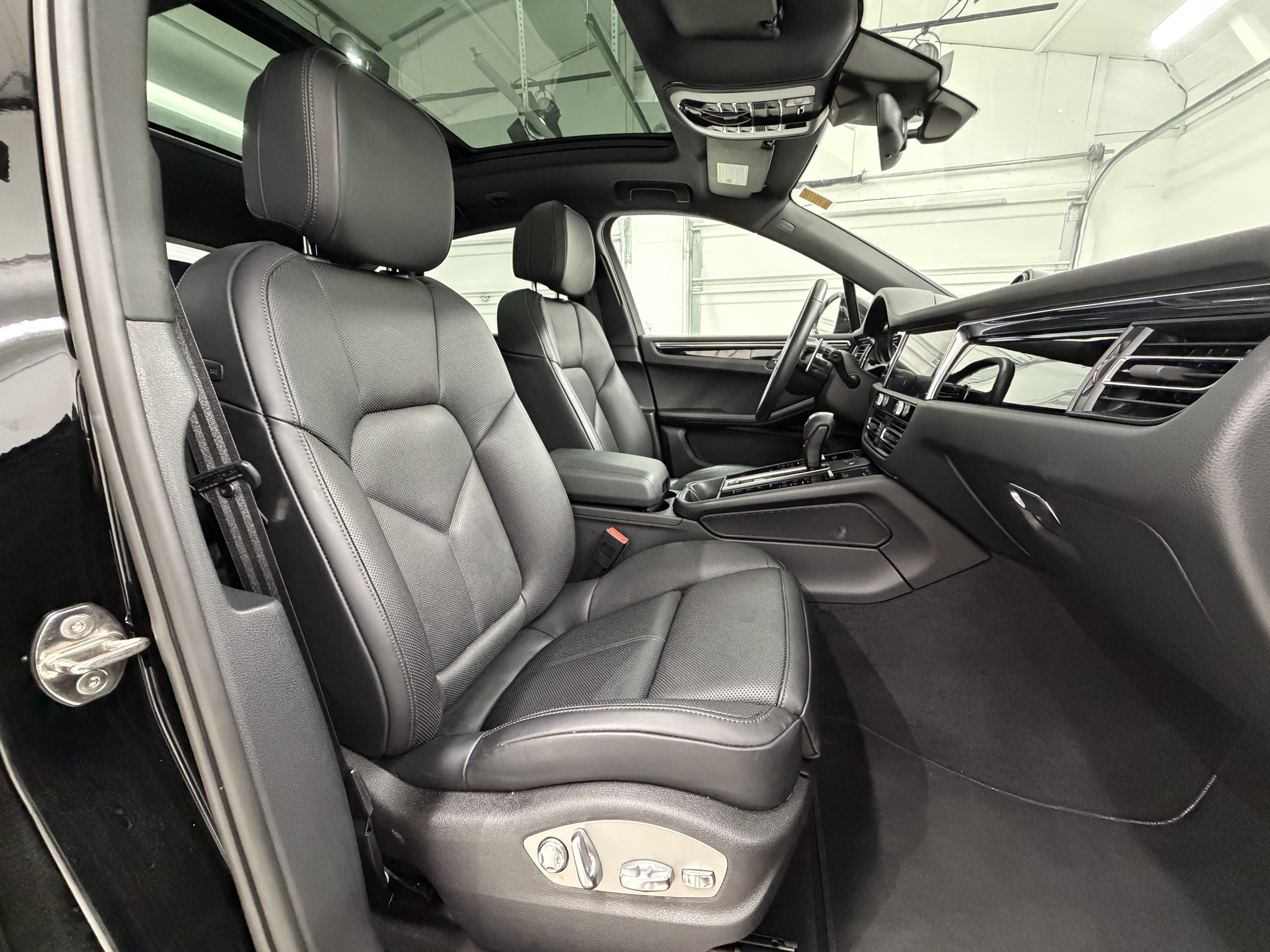 Certified 2025 Porsche Macan AWD/4WD image 23