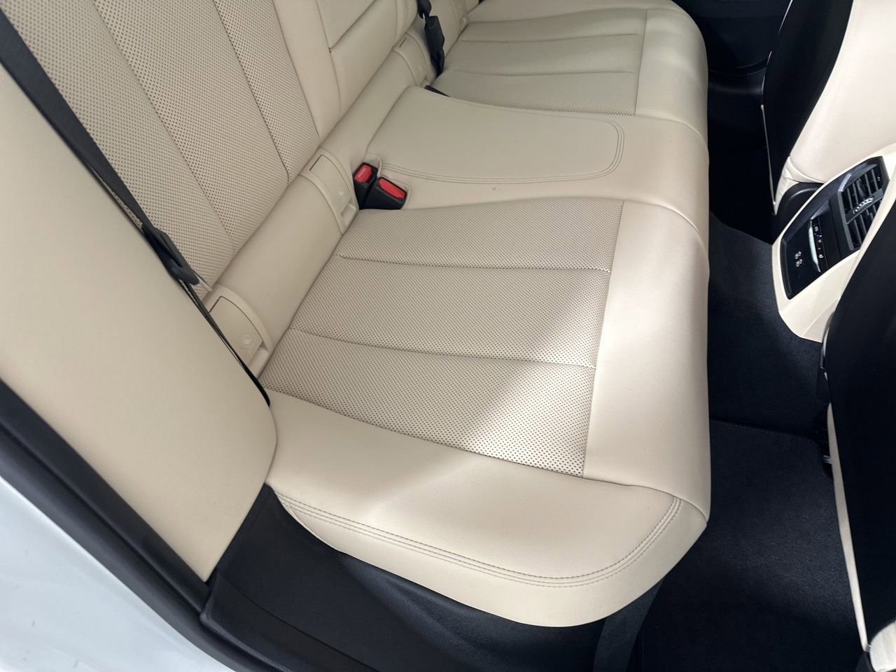 Used 2025 BMW 330i Sedan w/ Convenience Package image 33