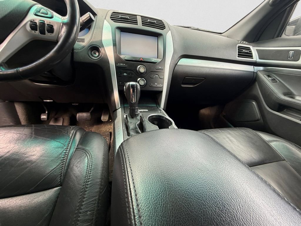 Used 2014 Ford Explorer XLT w/ Equipment Group 202A AWD/4WD image 7
