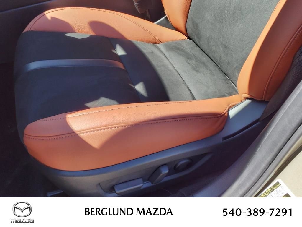 New 2025 MAZDA CX-30 Carbon image 11