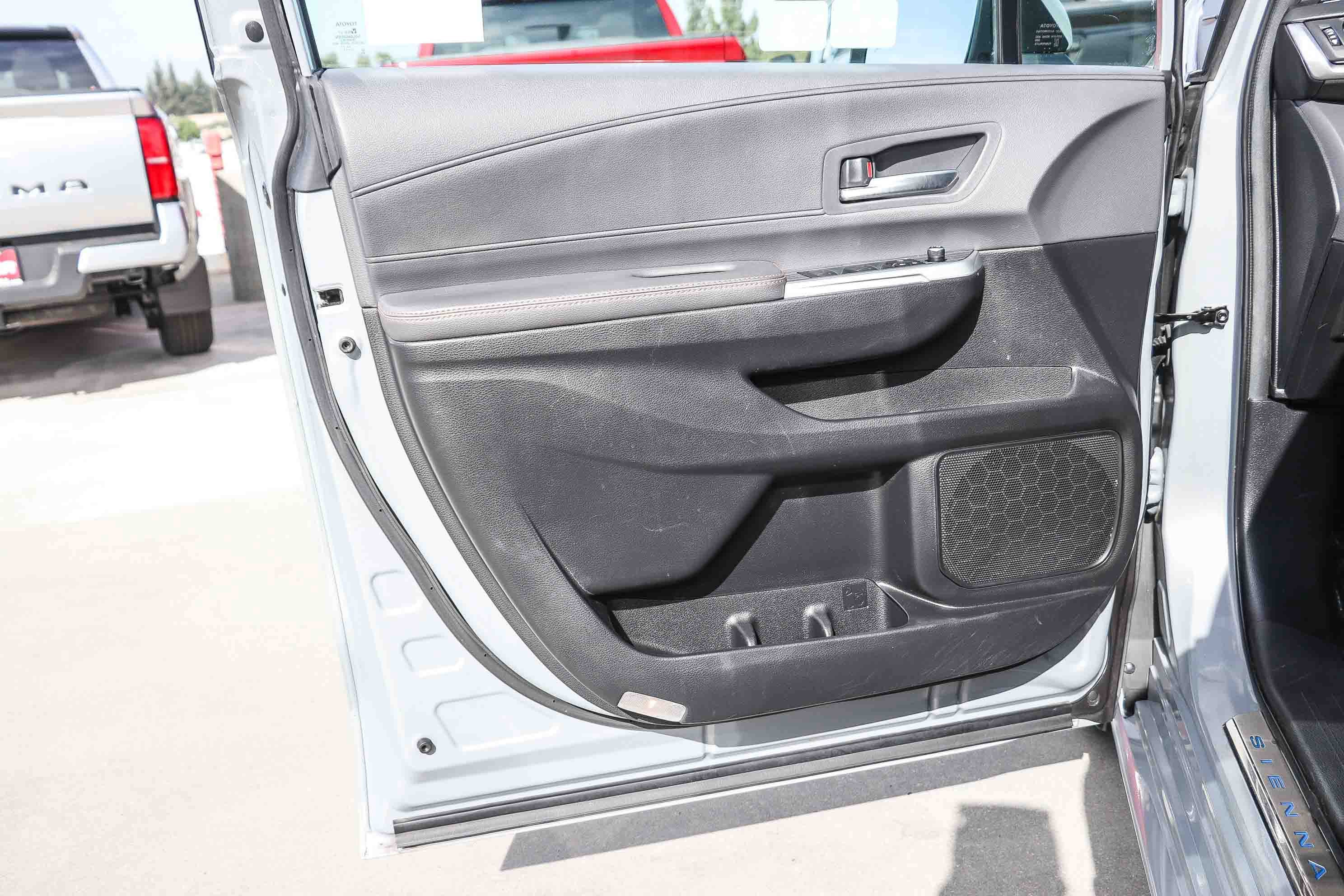 Certified 2024 Toyota Sienna XLE Woodland Edition AWD/4WD image 23