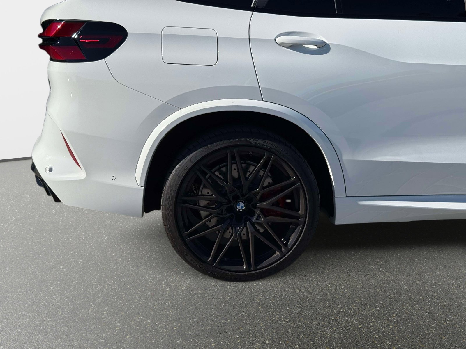 Used 2025 BMW X5 M Competition w/ Executive Package image 18