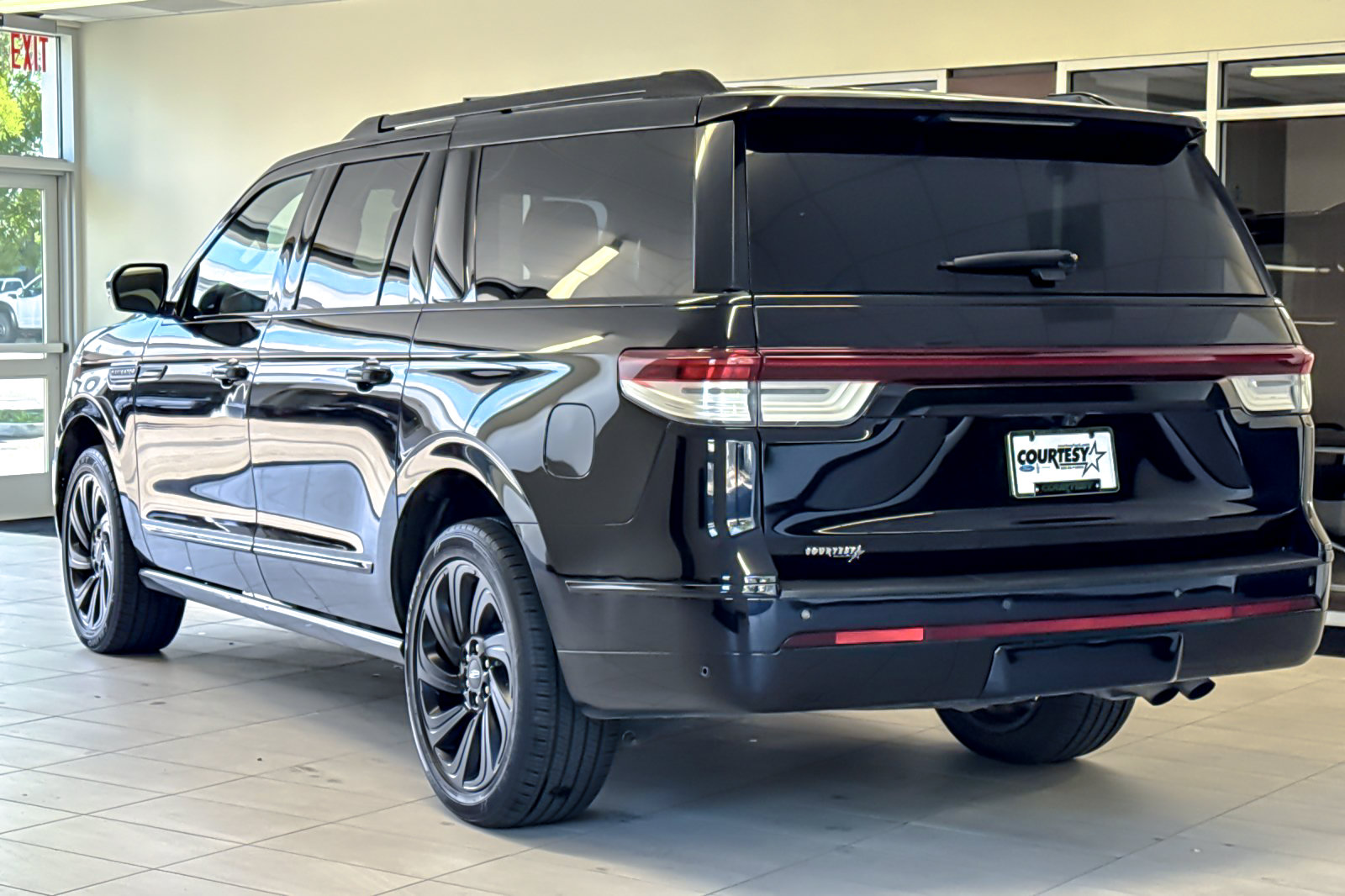 Certified 2023 Lincoln Navigator L Reserve AWD/4WD image 6