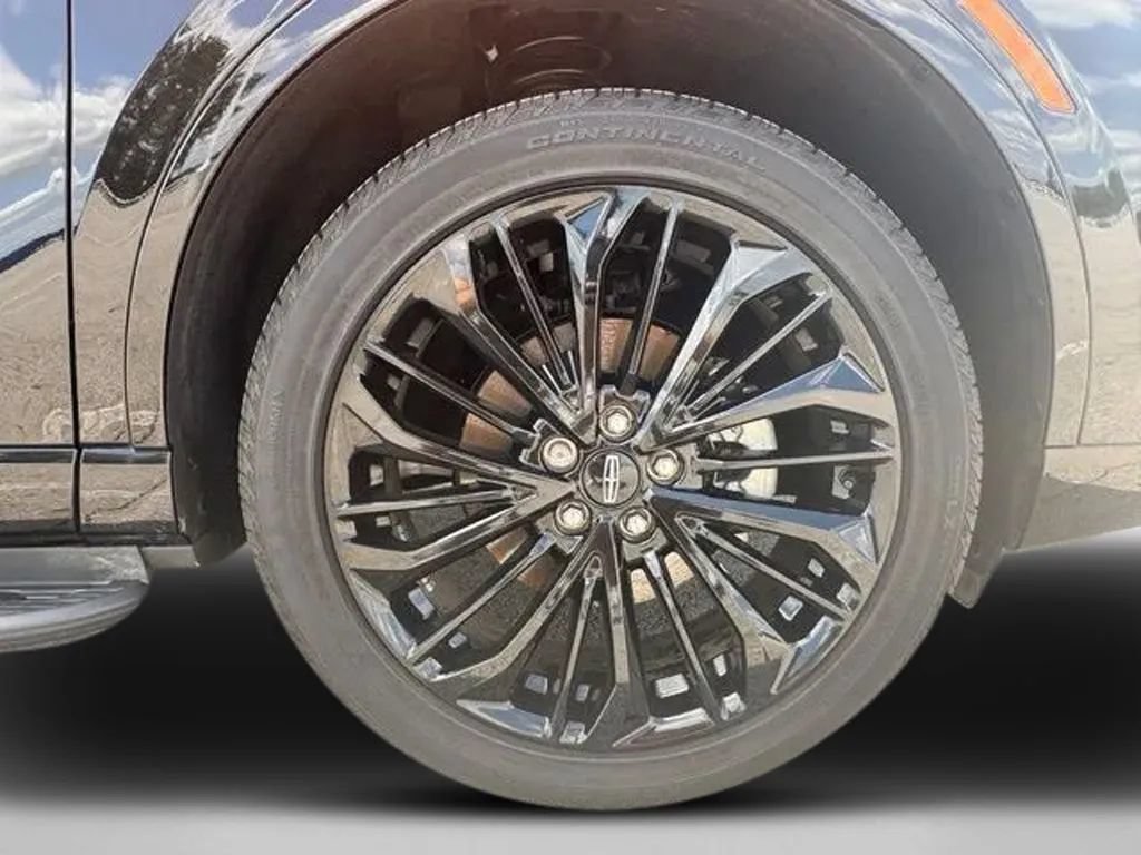 Used 2025 Lincoln Corsair AWD w/ Jet Appearance Package image 31