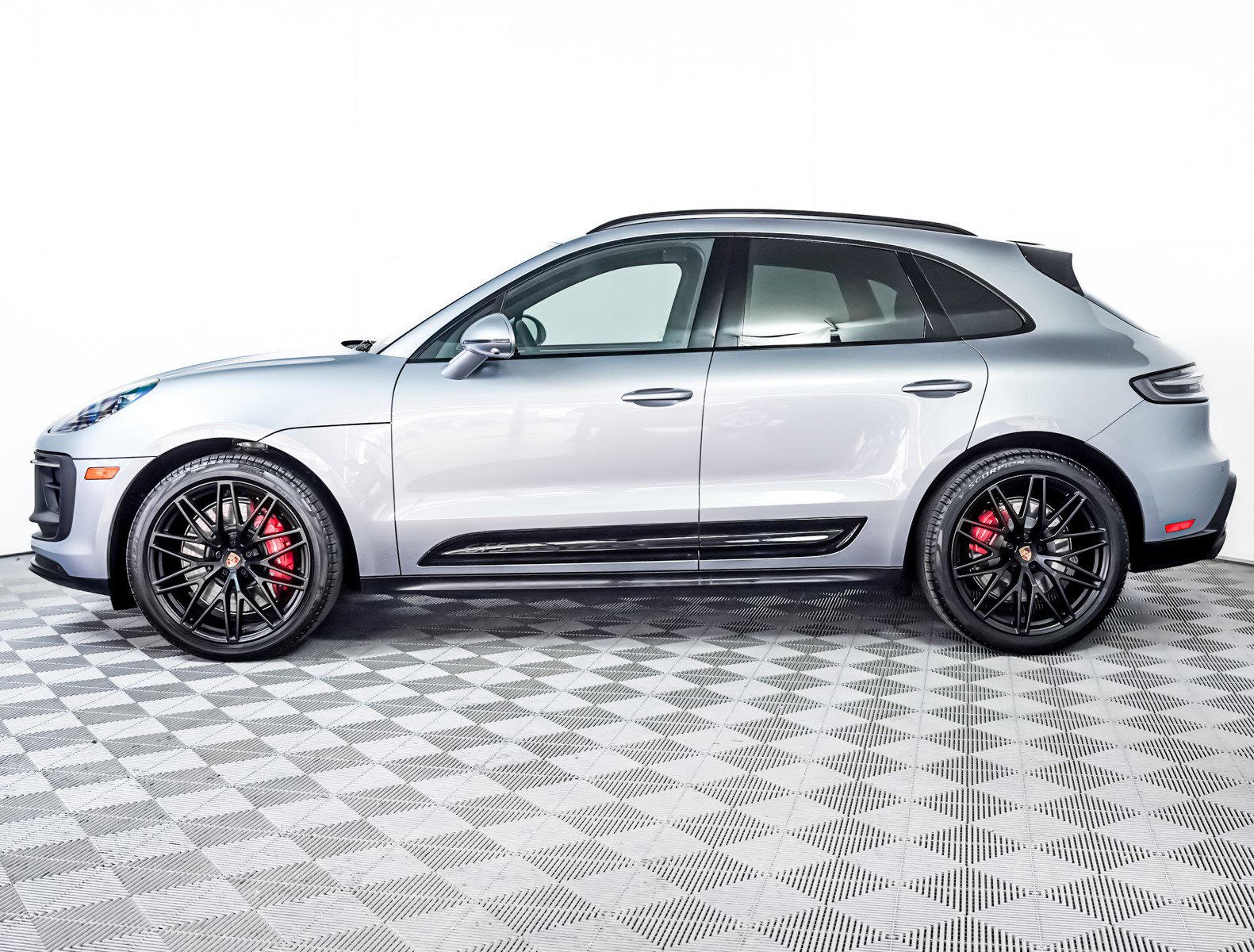 Certified 2025 Porsche Macan GTS image 2