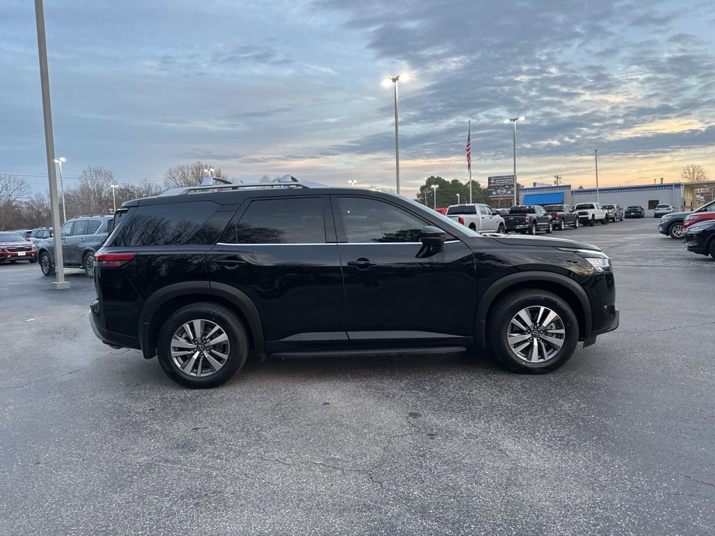 Used 2023 Nissan Pathfinder SL image 2