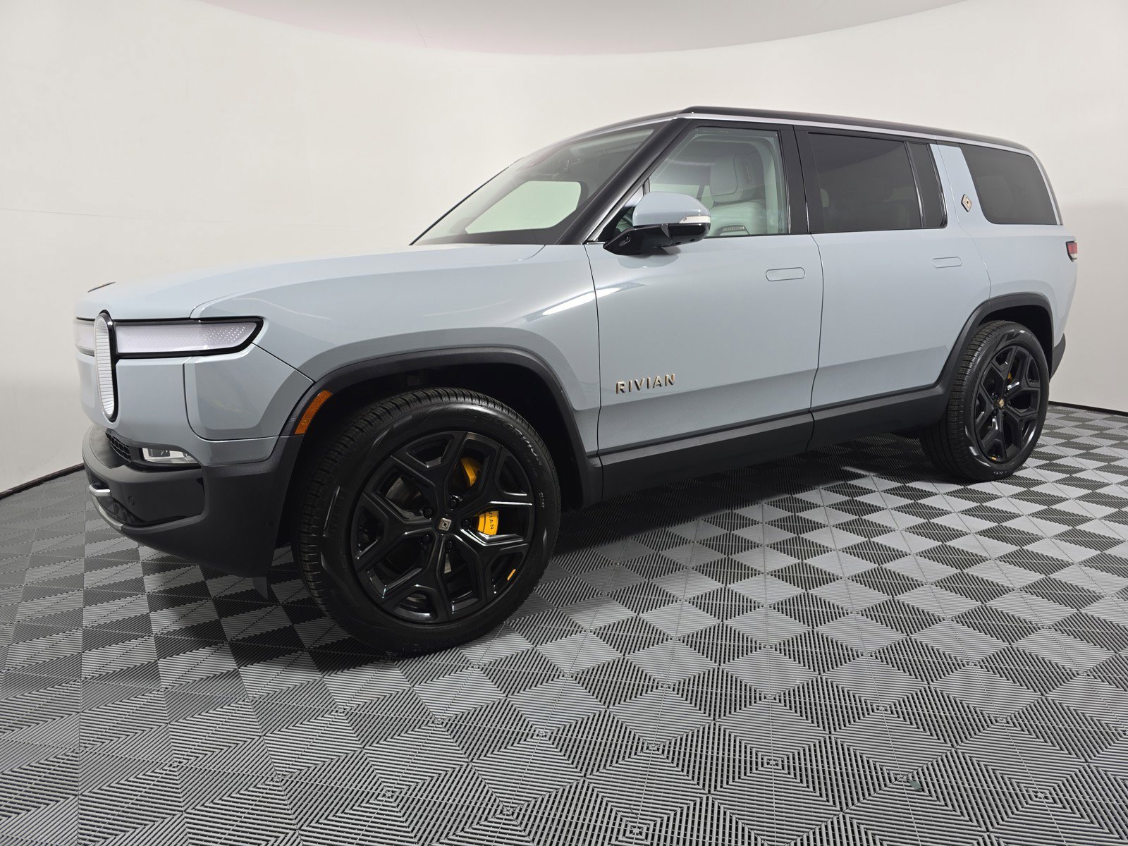 Used 2024 Rivian R1S Adventure AWD/4WD image 1