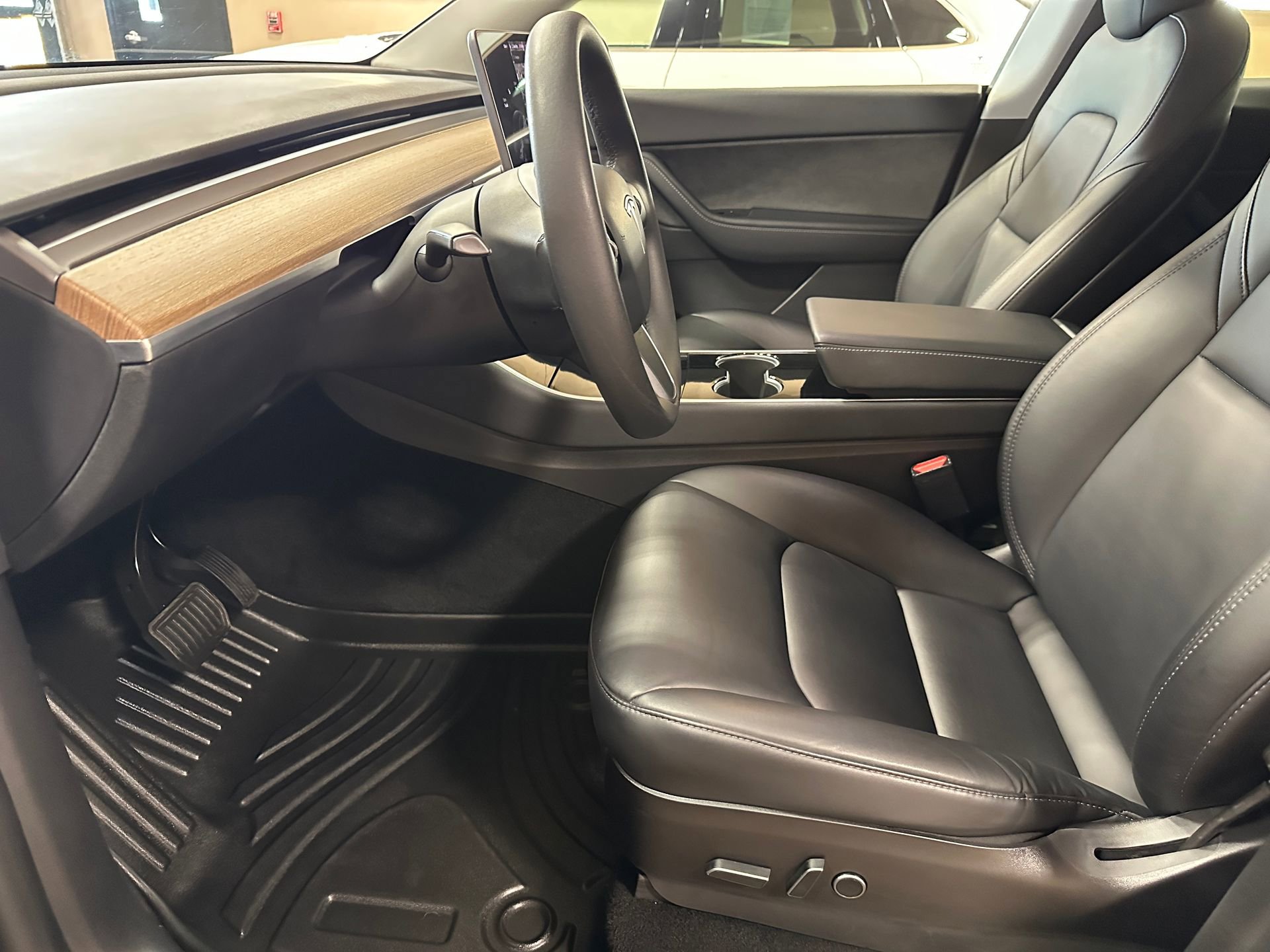 Used 2021 Tesla Model Y Long Range image 12