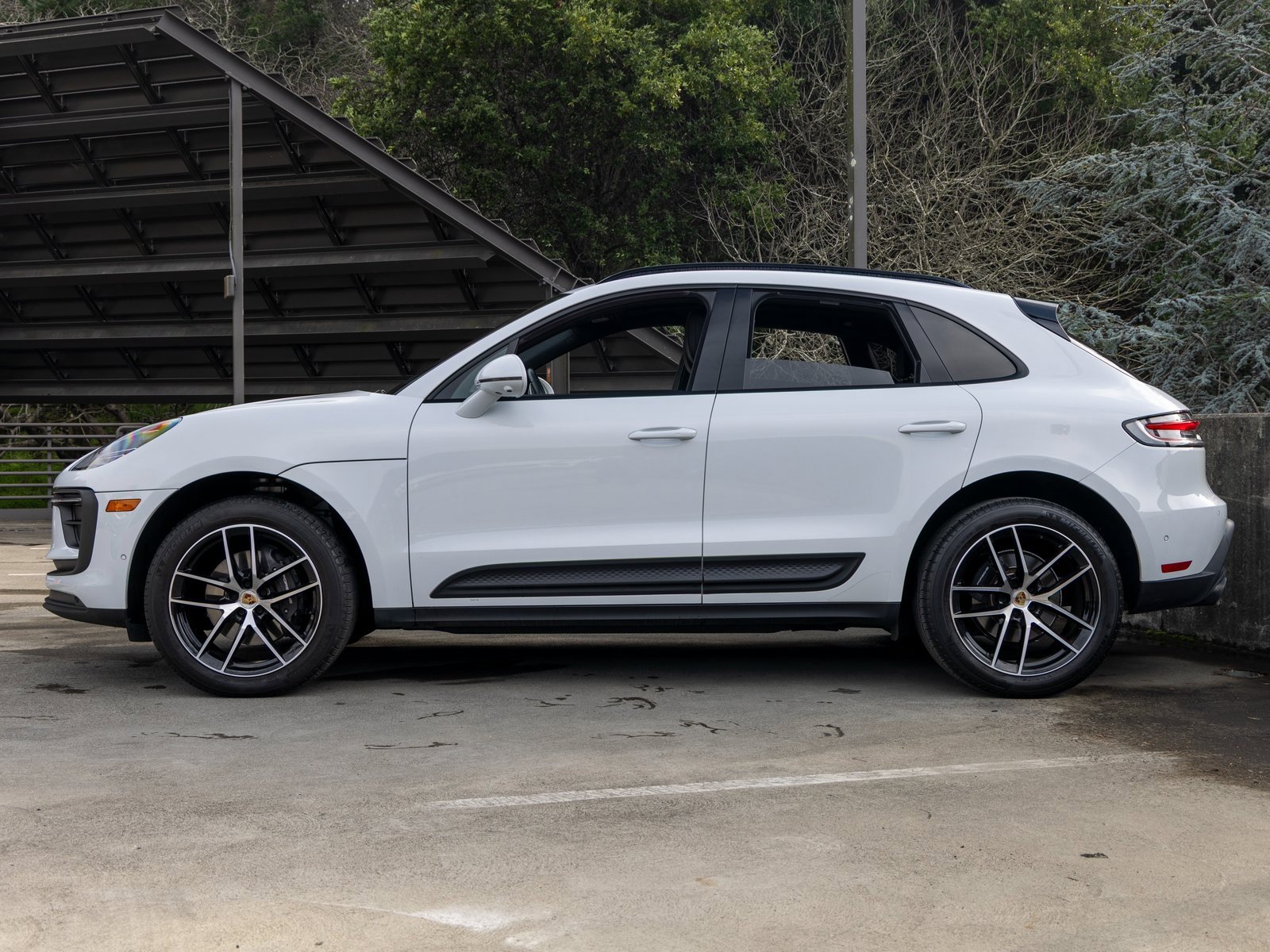Certified 2023 Porsche Macan image 2