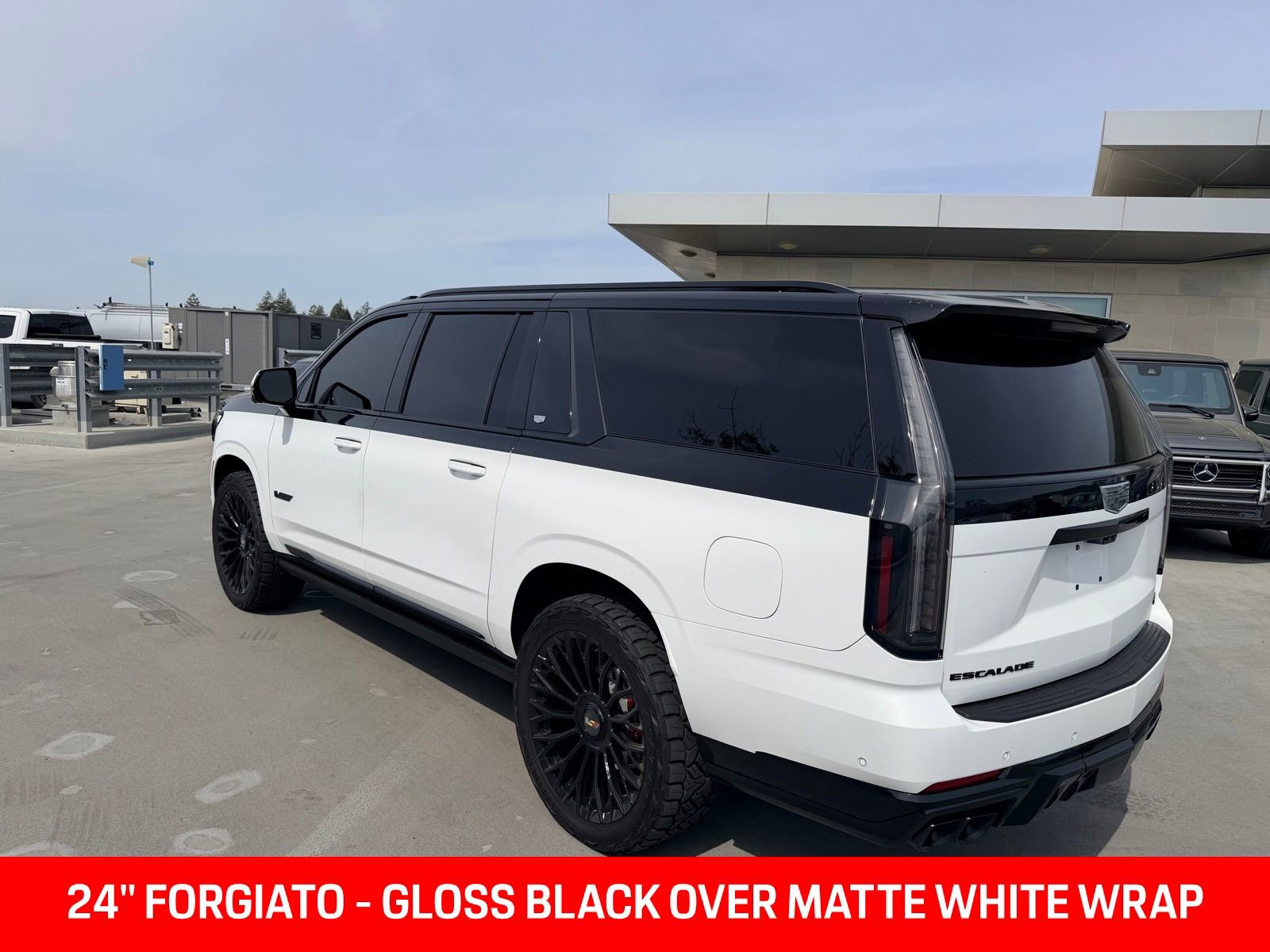 Used 2025 Cadillac Escalade ESV V image 4