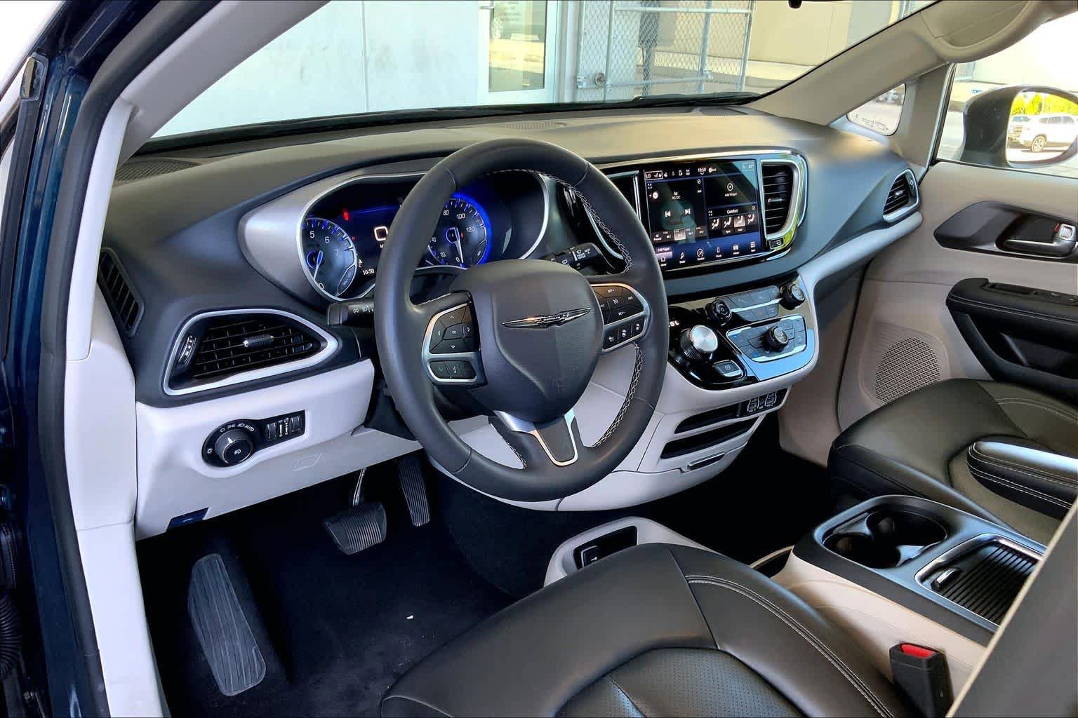 Used 2023 Chrysler Pacifica Touring-L FWD image 18