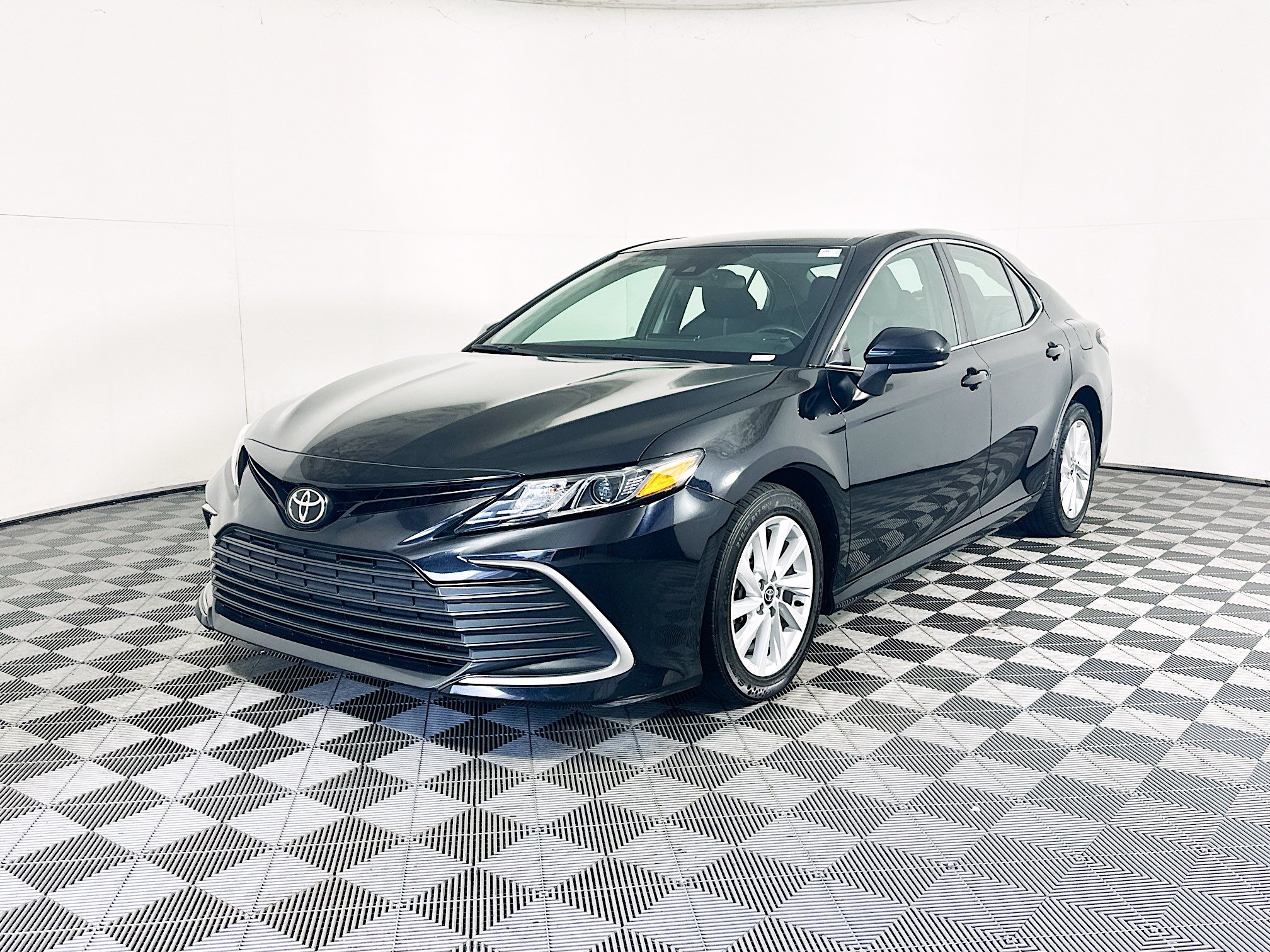Used 2022 Toyota Camry LE FWD image 7