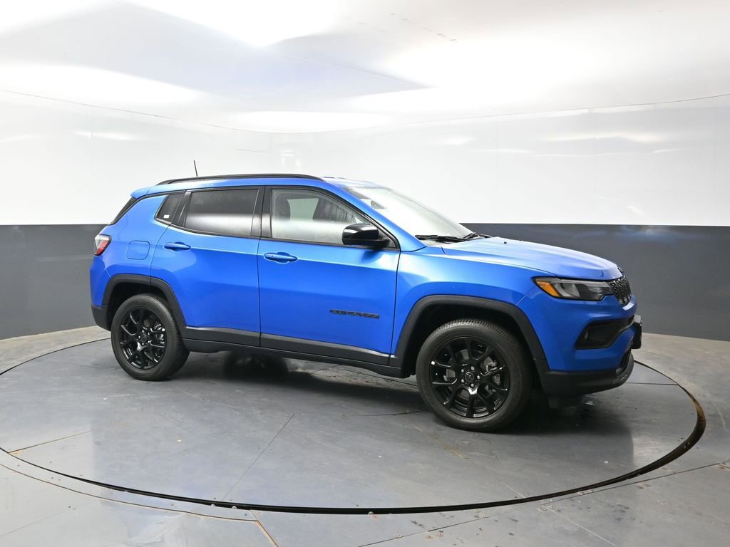 Used 2025 Jeep Compass Latitude w/ Altitude Special Edition AWD/4WD image 3
