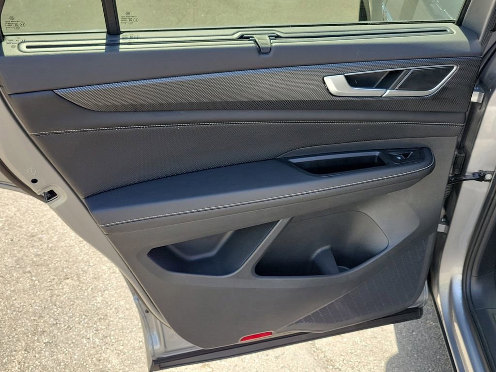 Used 2024 Volkswagen Atlas Cross Sport SEL R-Line AWD/4WD image 10