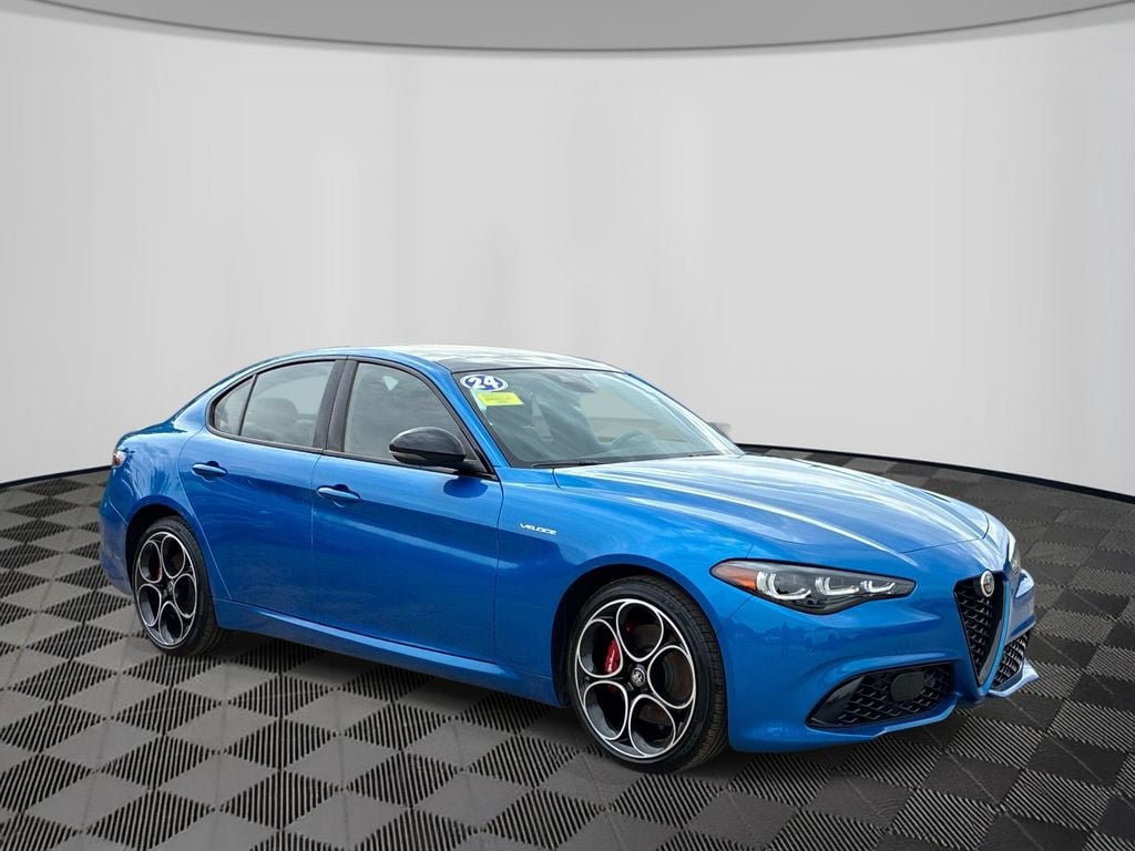 Used 2024 Alfa Romeo Giulia Veloce AWD/4WD image 3