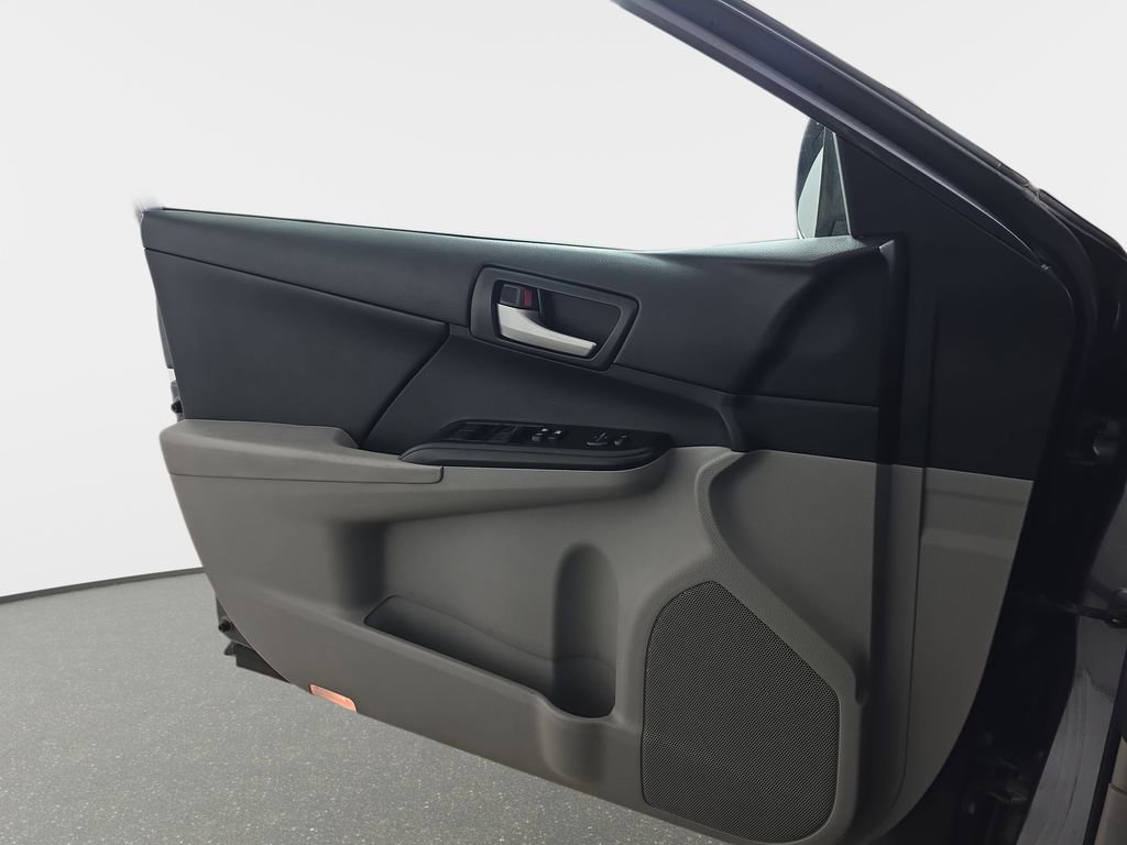 Used 2014 Toyota Camry LE image 27