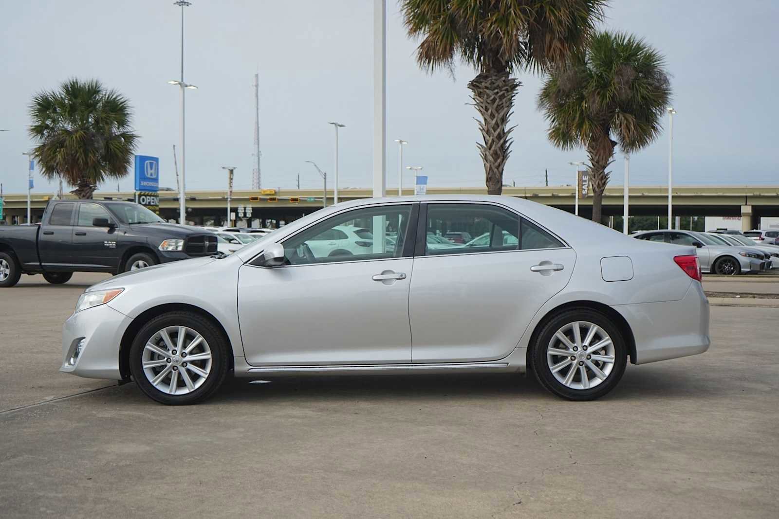 Used 2012 Toyota Camry XLE FWD image 3