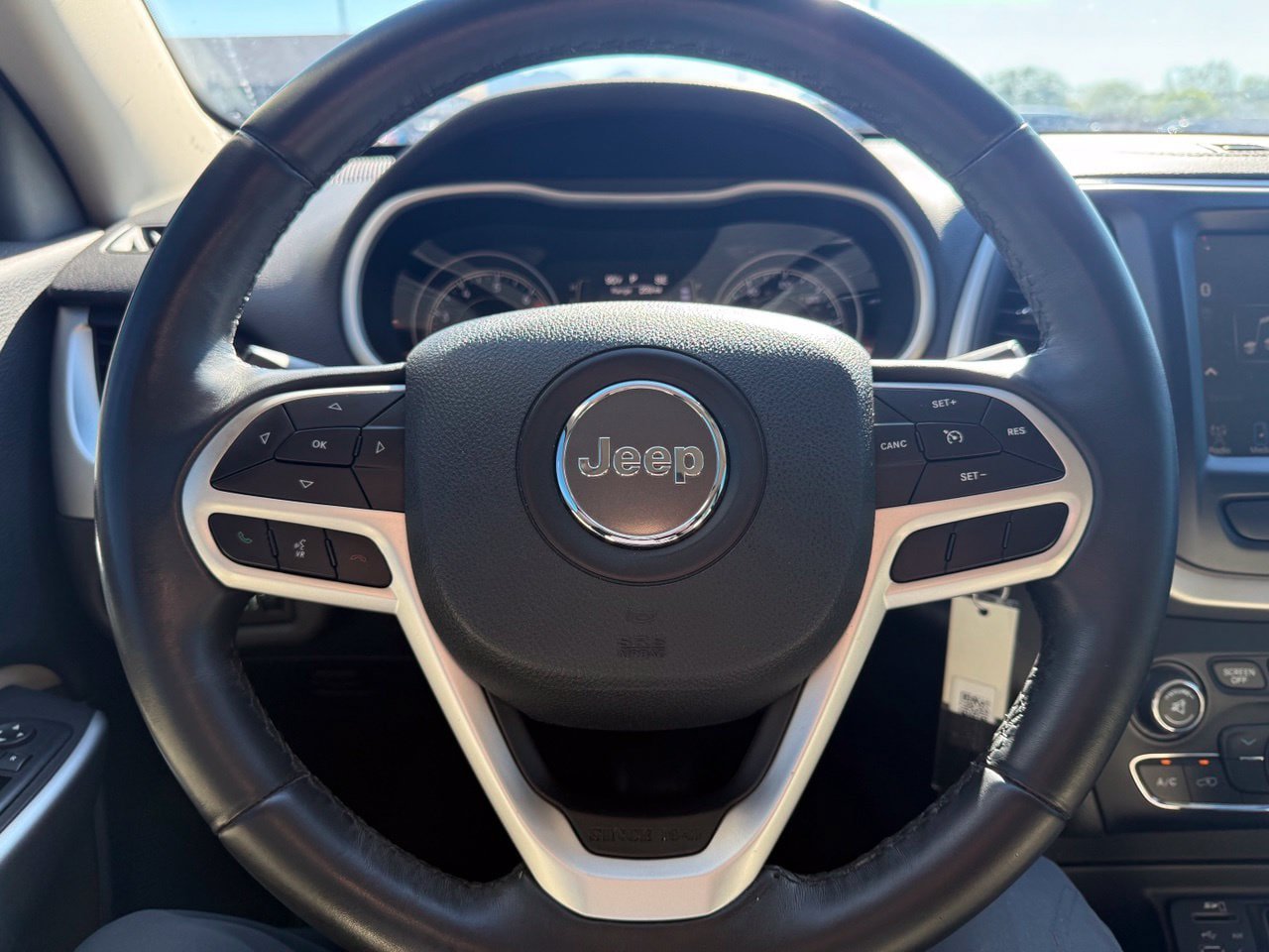 Used 2017 Jeep Cherokee Latitude FWD image 17